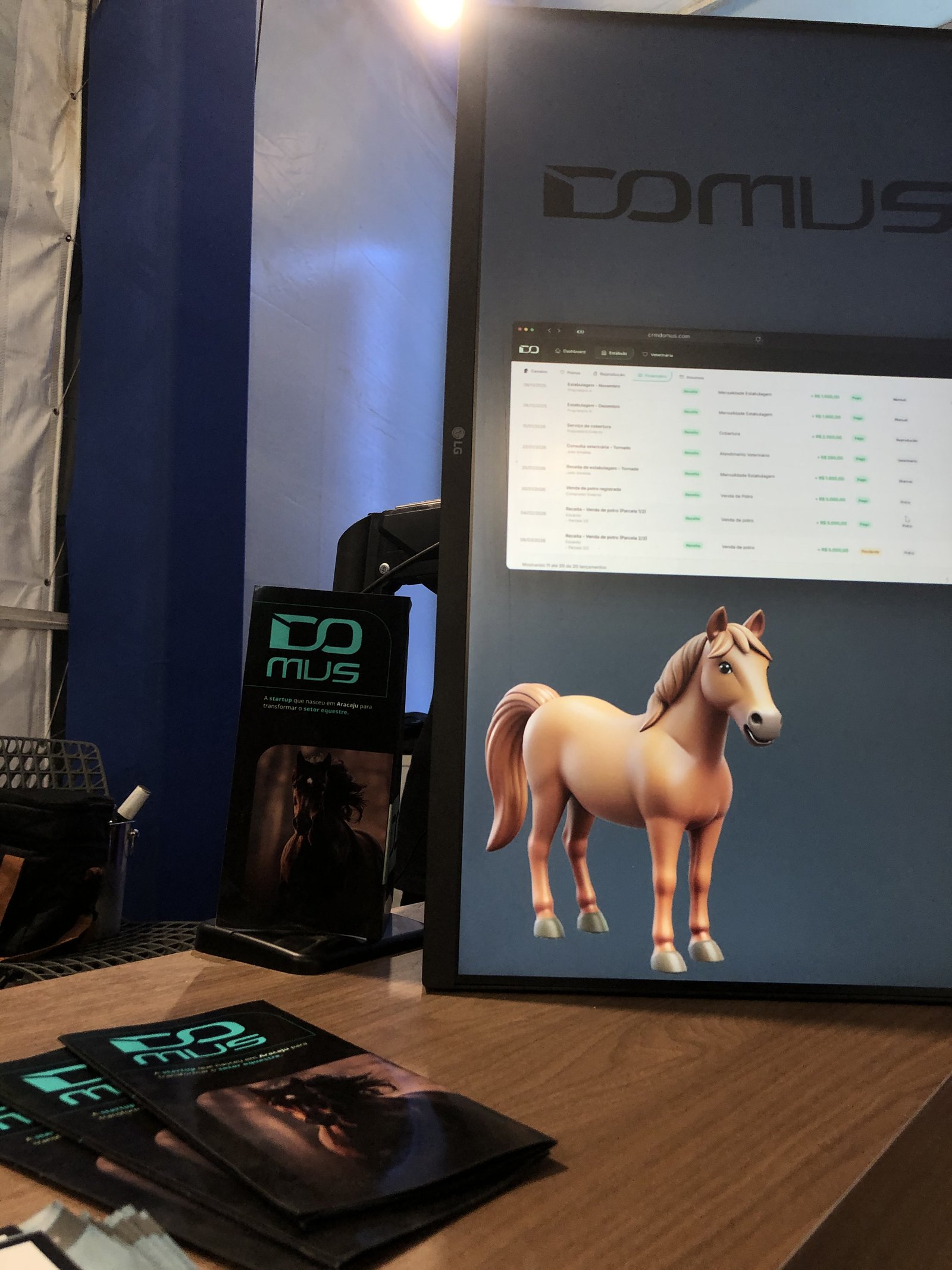 Stand Domus com sistema em tela e materiais de divulgação