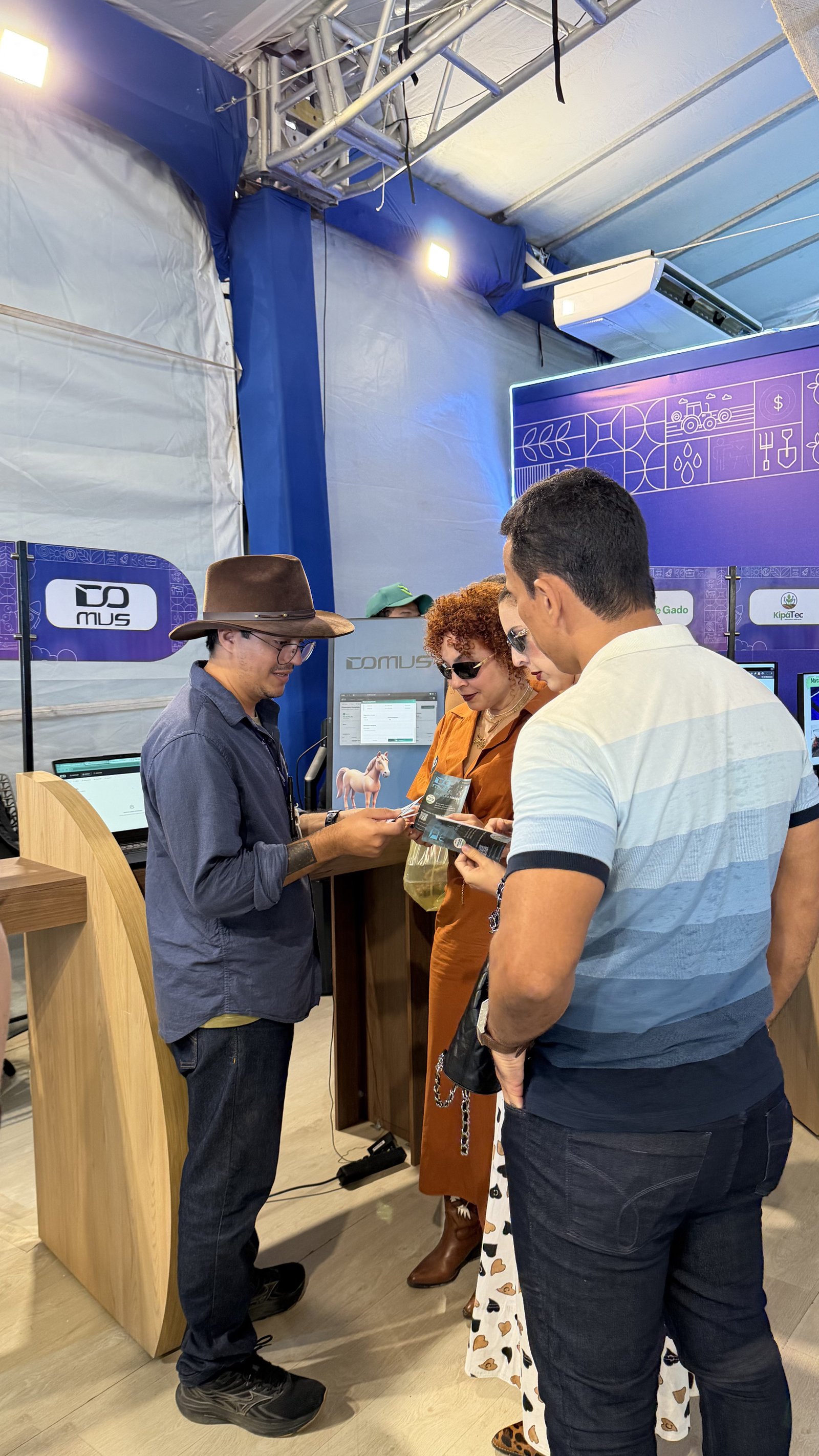 Atendimento a visitantes no stand Domus